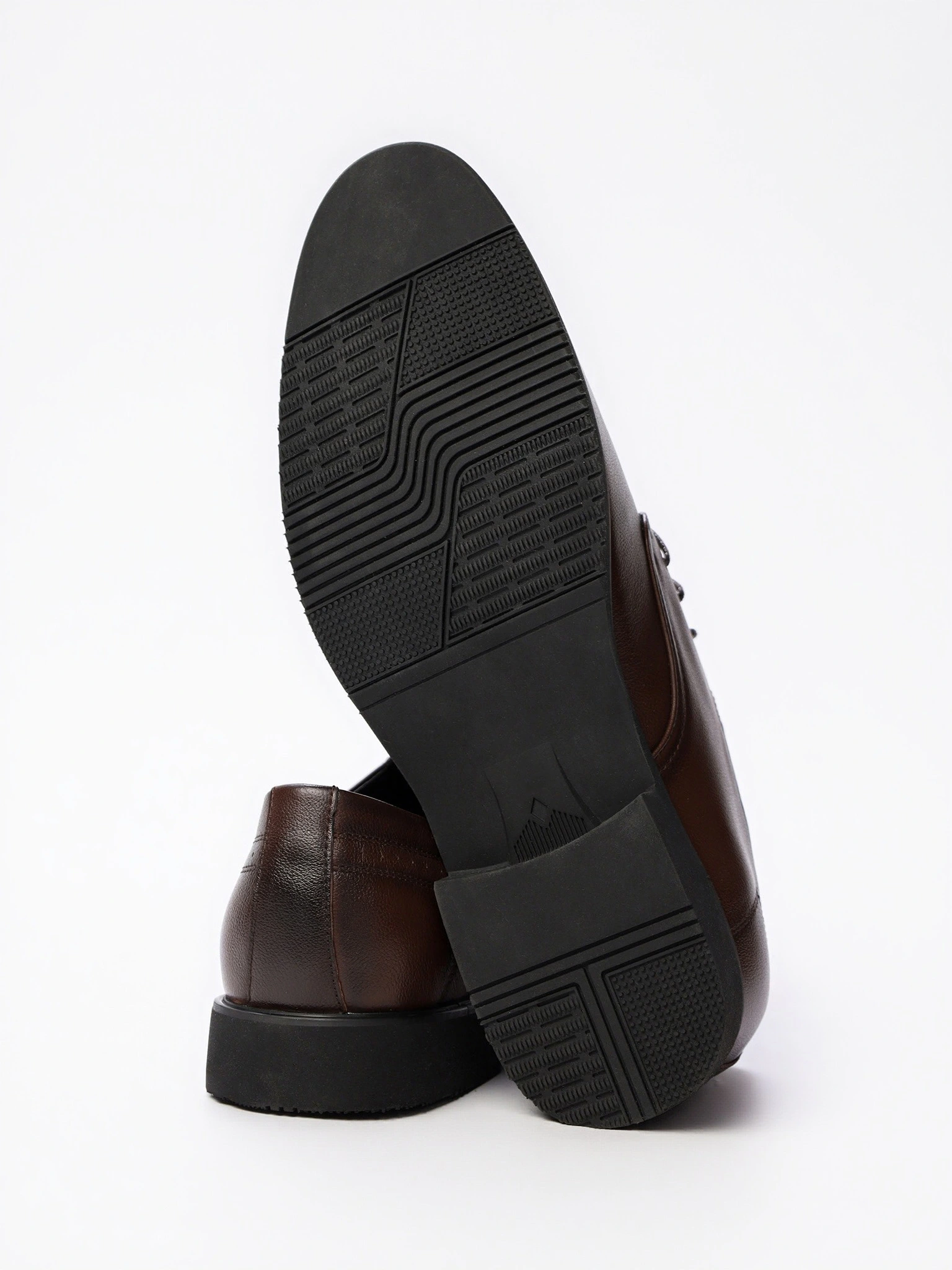 Туфли-дерби коричневого цвета на низком каблуке